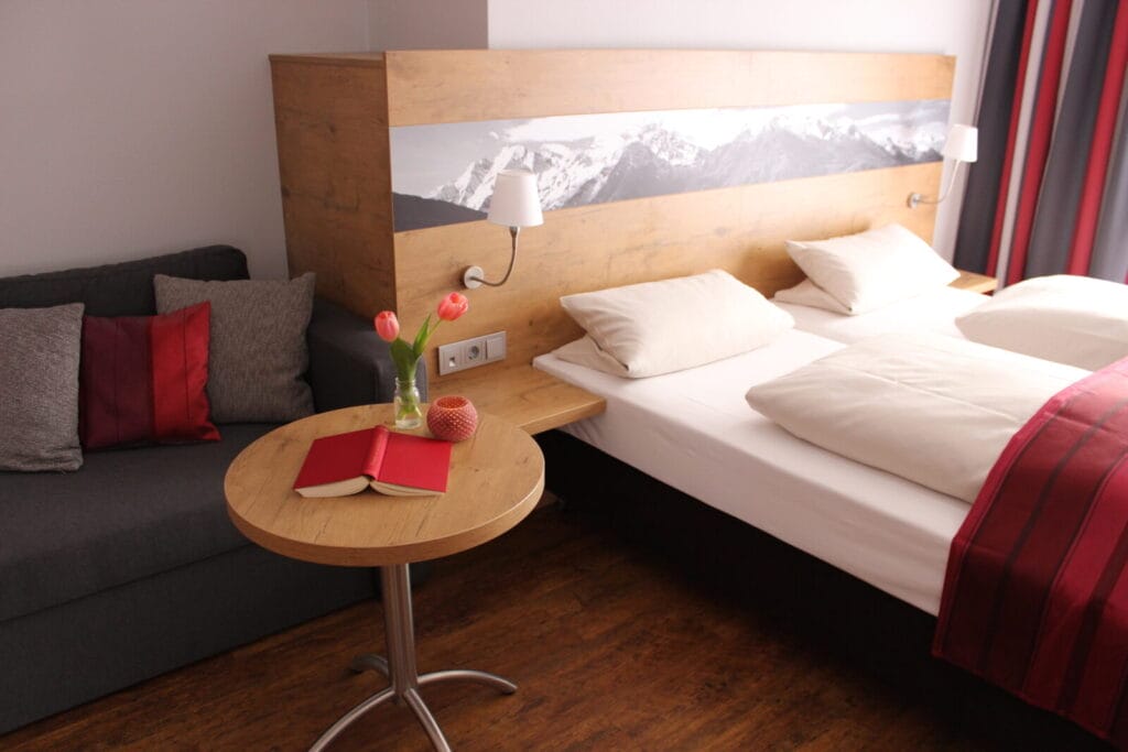 Gemütliches Hotelzimmer mit Doppelbett und Sofa