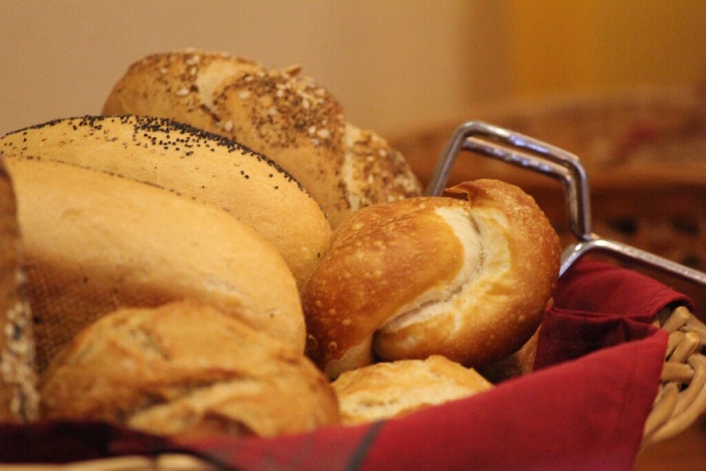 Korb mit frischen Brötchen und Baguette