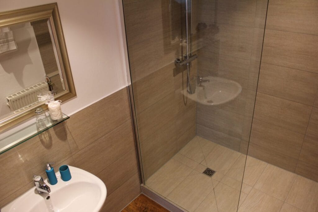 Modernes Badezimmer mit Dusche und Waschbecken