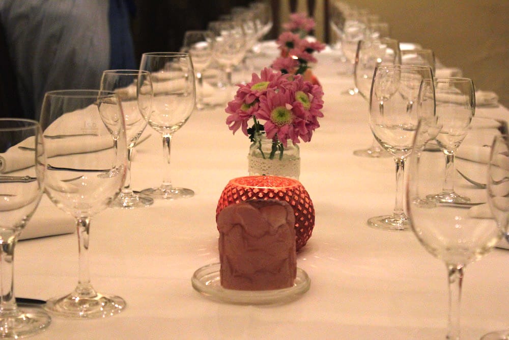 Eleganter Tisch mit Weingläsern und Blumen dekoriert.